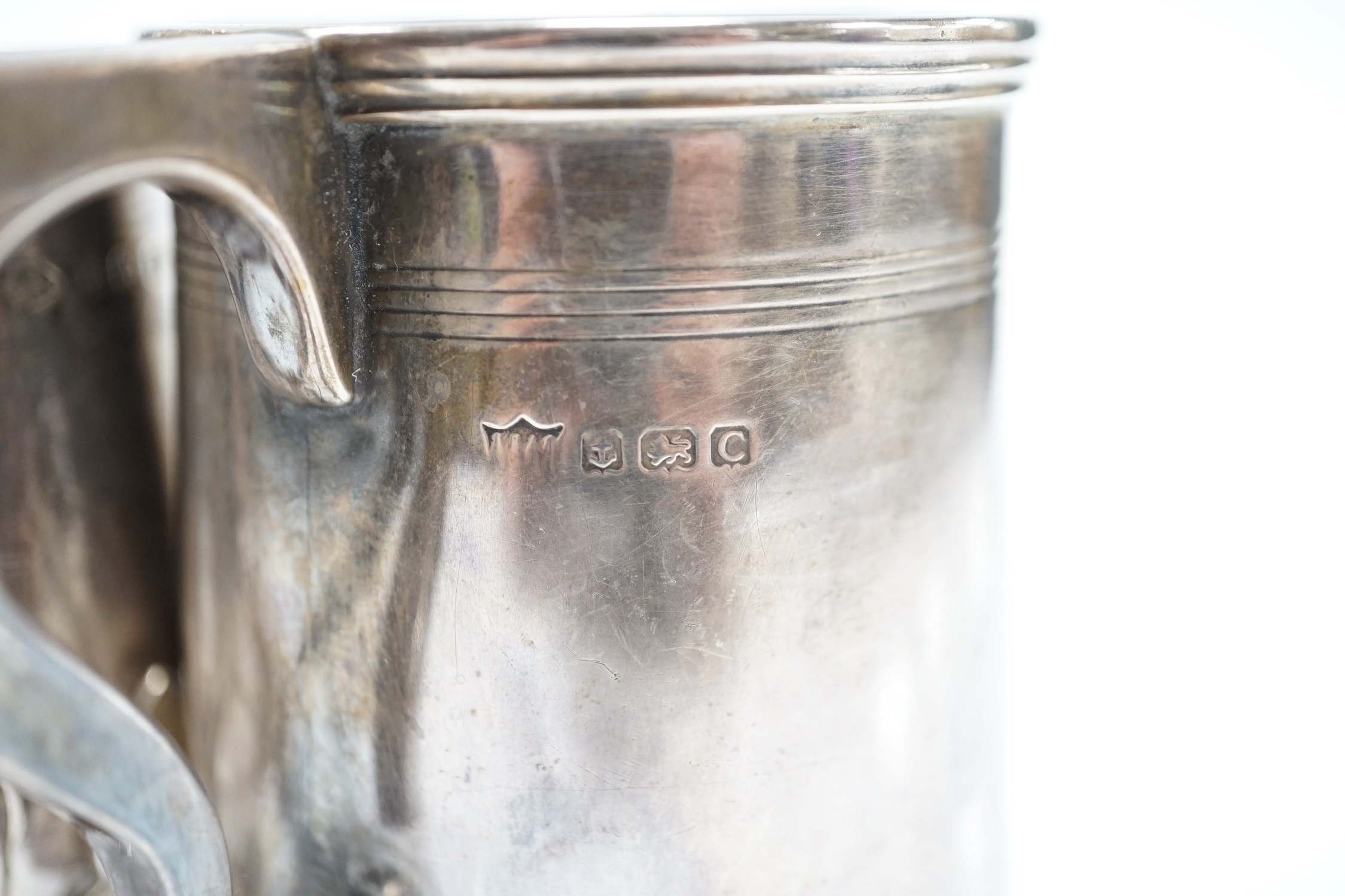 Two George V silver small cream jugs, tallest 78mm, 8.1oz.